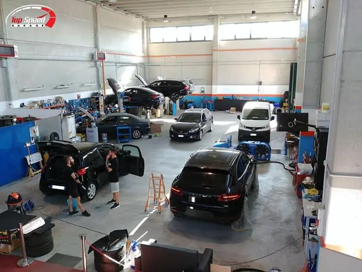 Officina full di auto da riparare e modificare: sempre al Top in Top Speed Garag…